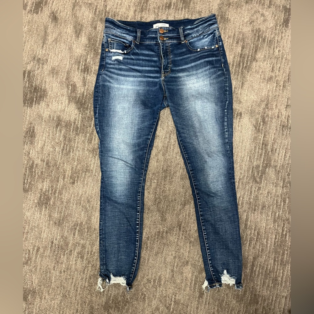 BKE Buckle Gabby curvy distressed skinny jean 30 x 31 1/2”